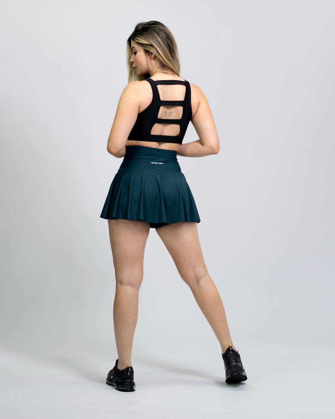 Falda Short Deportivo unicolor Justfit color Verde Azulado.