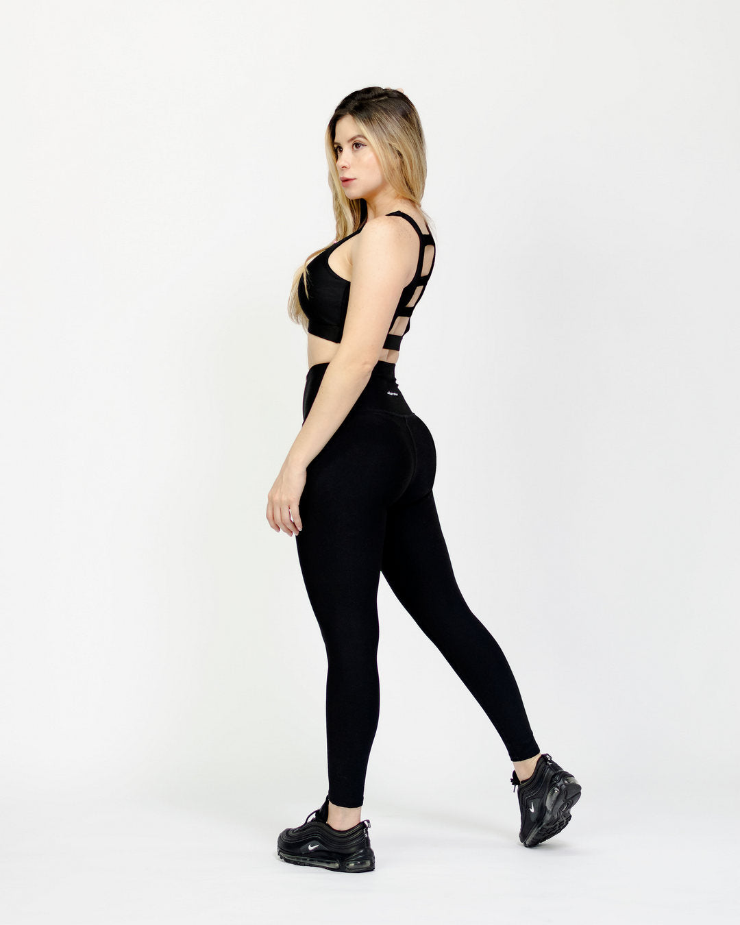 Top unicolor deportivo Julia color Negro