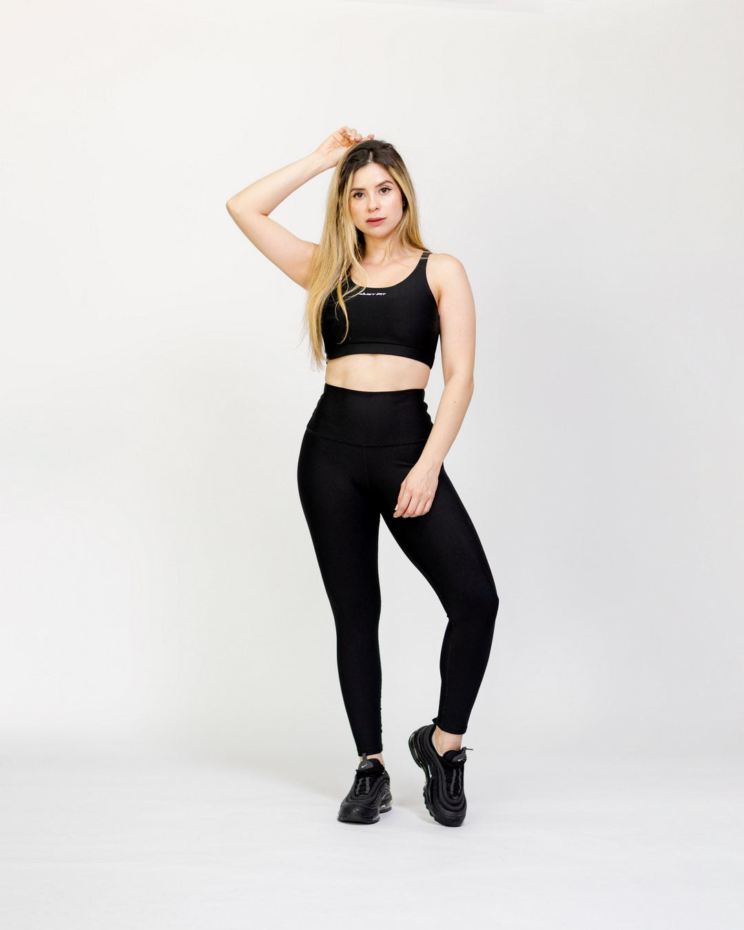 Top unicolor deportivo Julia color Negro