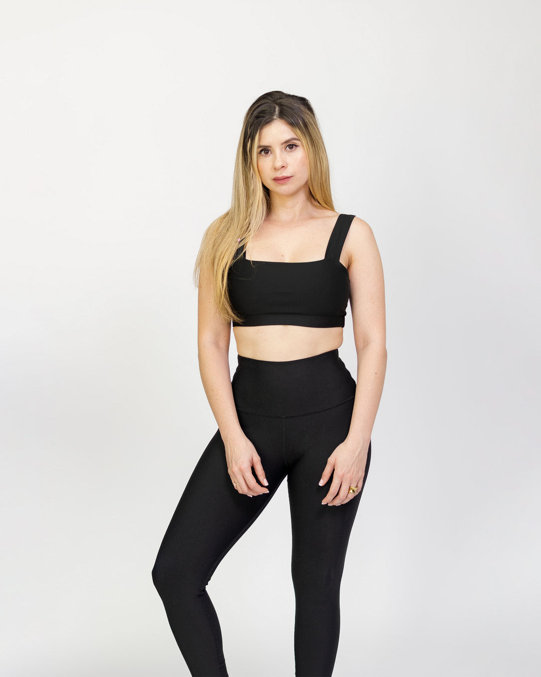 Top unicolor deportivo olivia color Negro