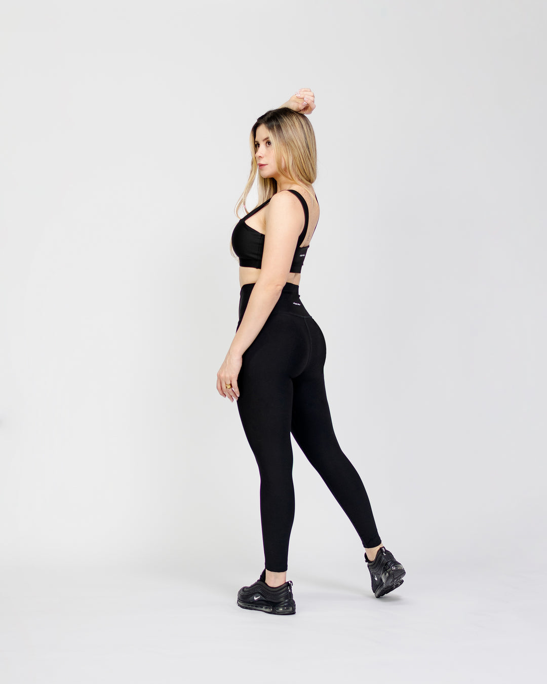 Top unicolor deportivo olivia color Negro