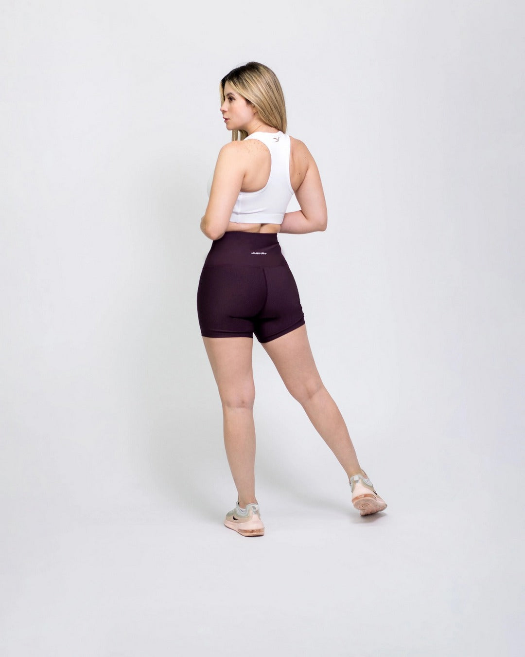 Short Deportivo mate control abdomen color Uva oscuro