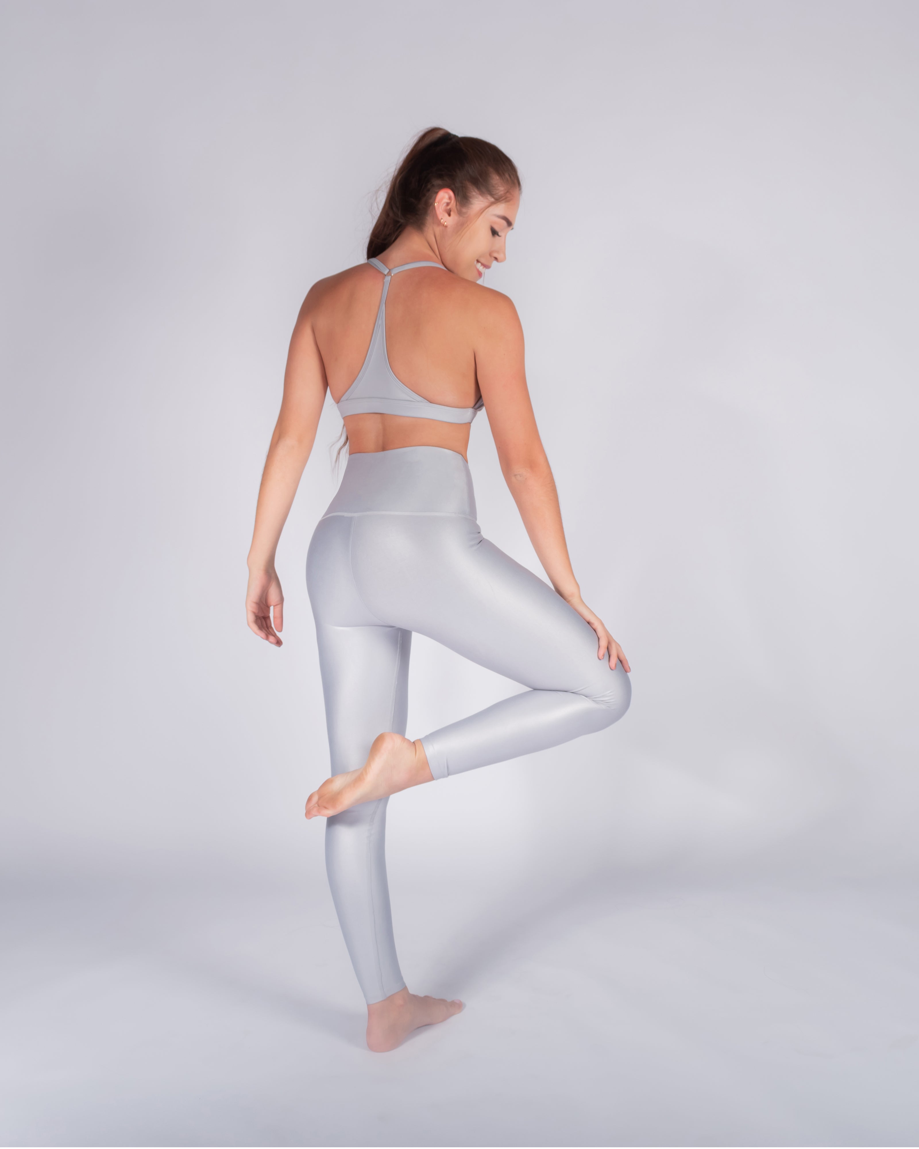 Legging brillante efecto cuero control abdomen color gris plata